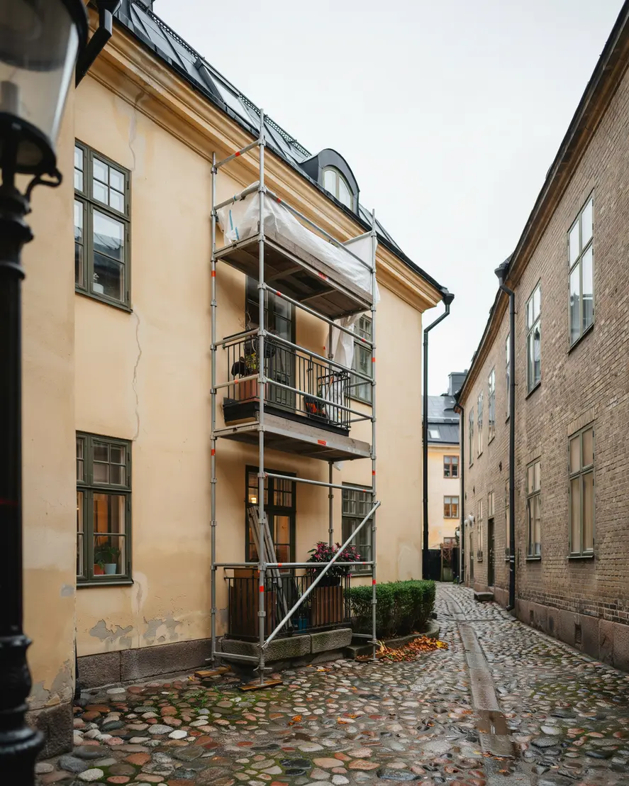 byggst llning f r balkongrenovering p innerg rd i s dermalm